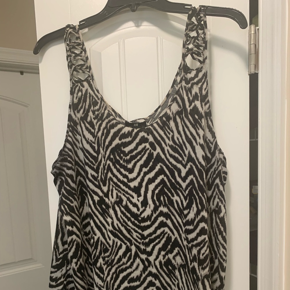 🔥2/$10🔥 Lightweight animal print sleeveless top